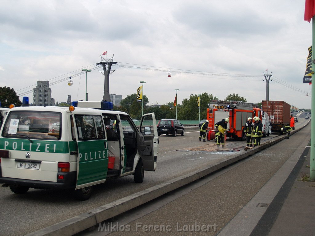 VU Transporter Lkw Zoobruecke Rich Koeln    P02.JPG